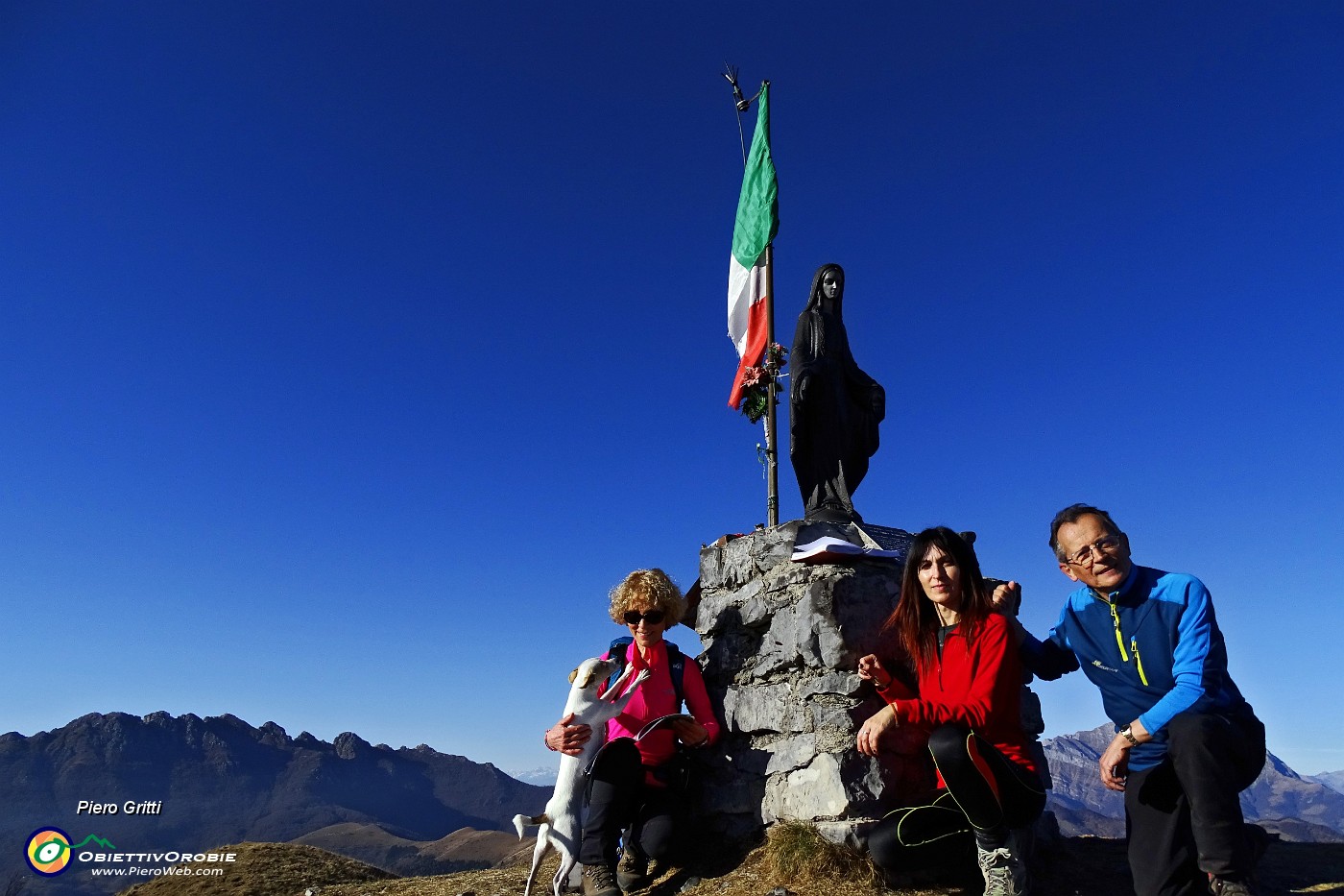 43 Alla Madonnina dei Canti (1463 m).JPG -                                